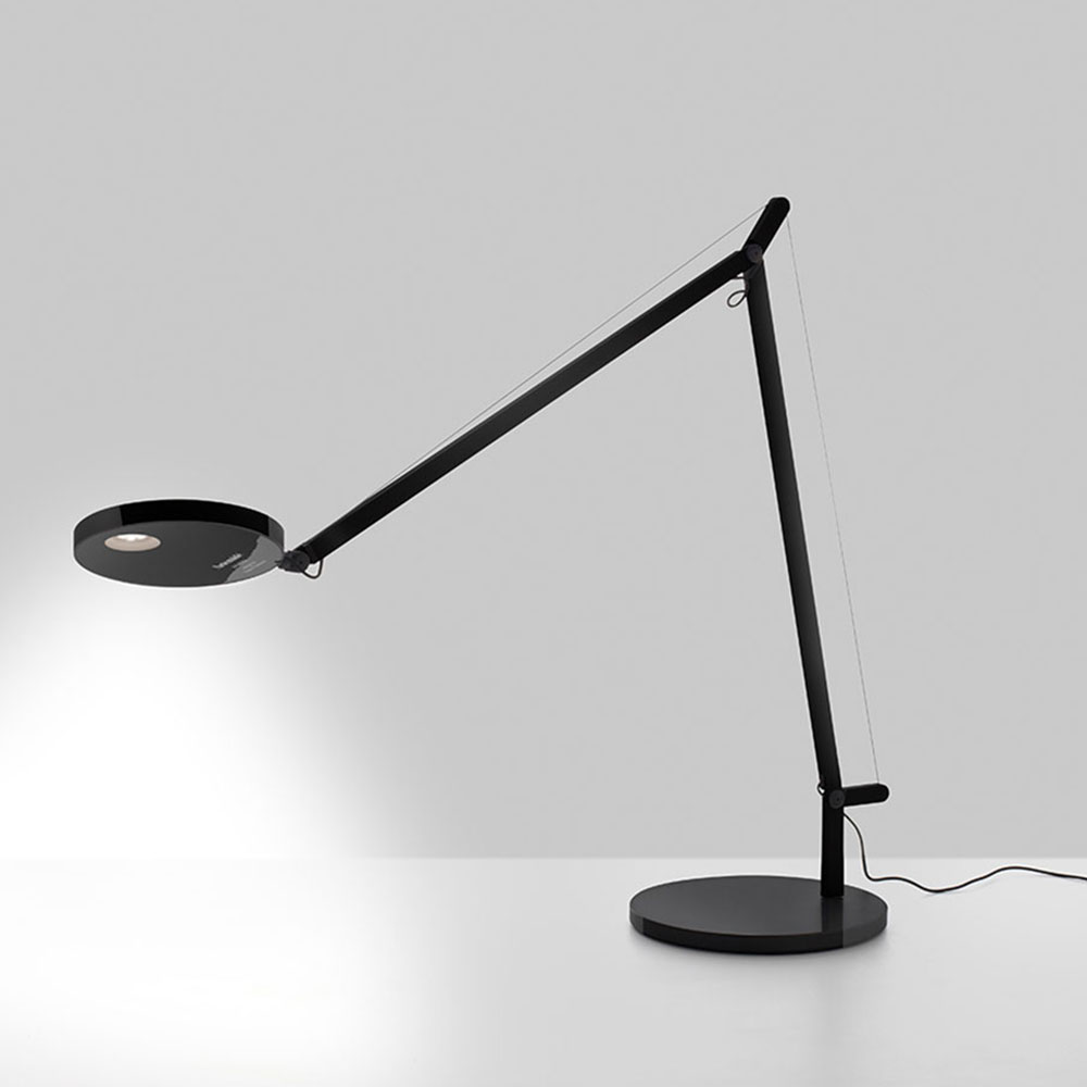 Artemide Demetra Tischleuchte  bei lampenonline.de. Die Demetra-Familie, gestaltet von Naoto Fukasawa, steht für essentielle und funktionale Beleuchtungslösungen. Sie eignet sich ideal für private Wohnbereiche oder Arbeitsbereiche und fokussiert sich desi
