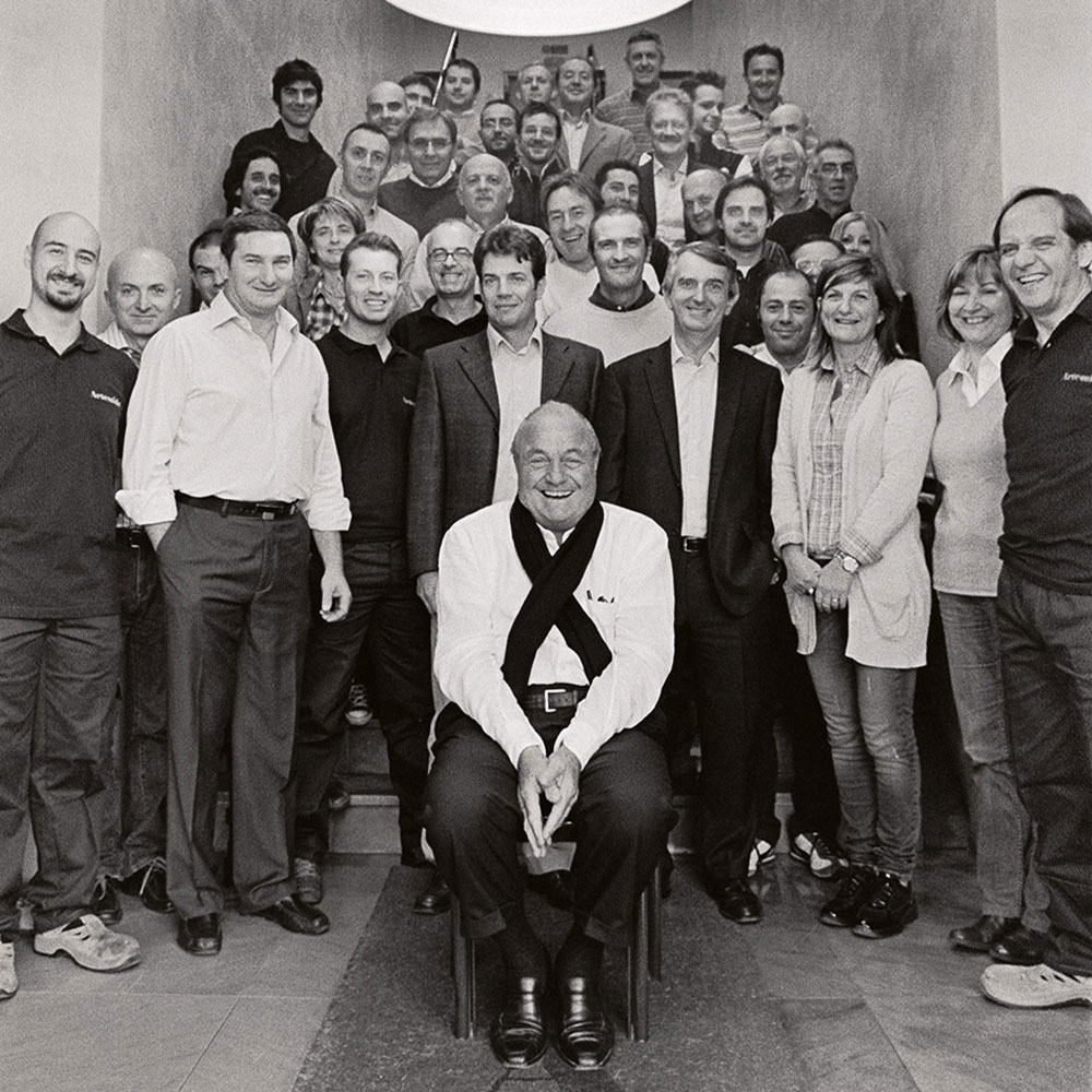 Artemide bei lampenonline.de Bei Artemide dreht sich alles um ein klares Ziel: Licht soll dem Menschen dienen. Unter dem Motto "The Human Light" entwickelt das Unternehmen Leuchten, die den Alltag einfacher und angenehmer machen.