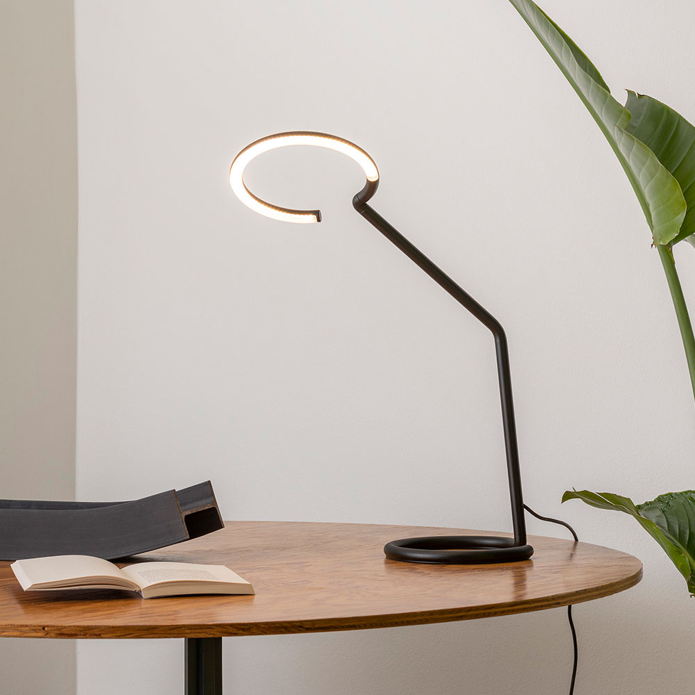 Artemide Vine Light Tischleuchte  bei lampenonline.de. Die Produkte werden mit neuen digitalen Steuerungsmöglichkeiten ausgestattet, wie beispielsweise integrierten Dimmfunktionen bei LED-Modellen. Dabei gelingt es Artemide, traditionelles Design mit mode