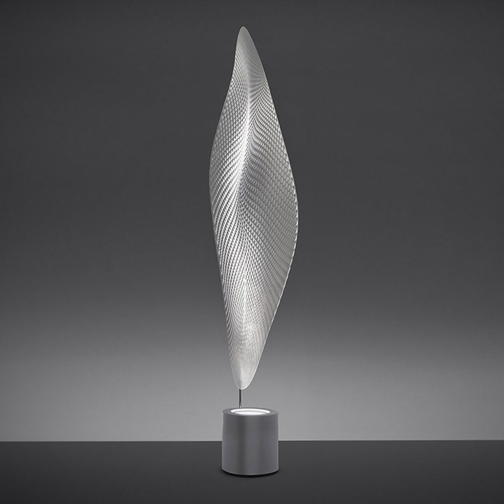 Artemide Cosmic Leaf Stehleuchte bei lampenonline.de. Die Cosmic Leaf Terra Stehleuchte ist ein außergewöhnliches Designobjekt, das die Handschrift des Star-Designers Ross Lovegrove trägt. Sie wirkt wie ein aus einer anderen Welt stammendes, mit Reptilsch