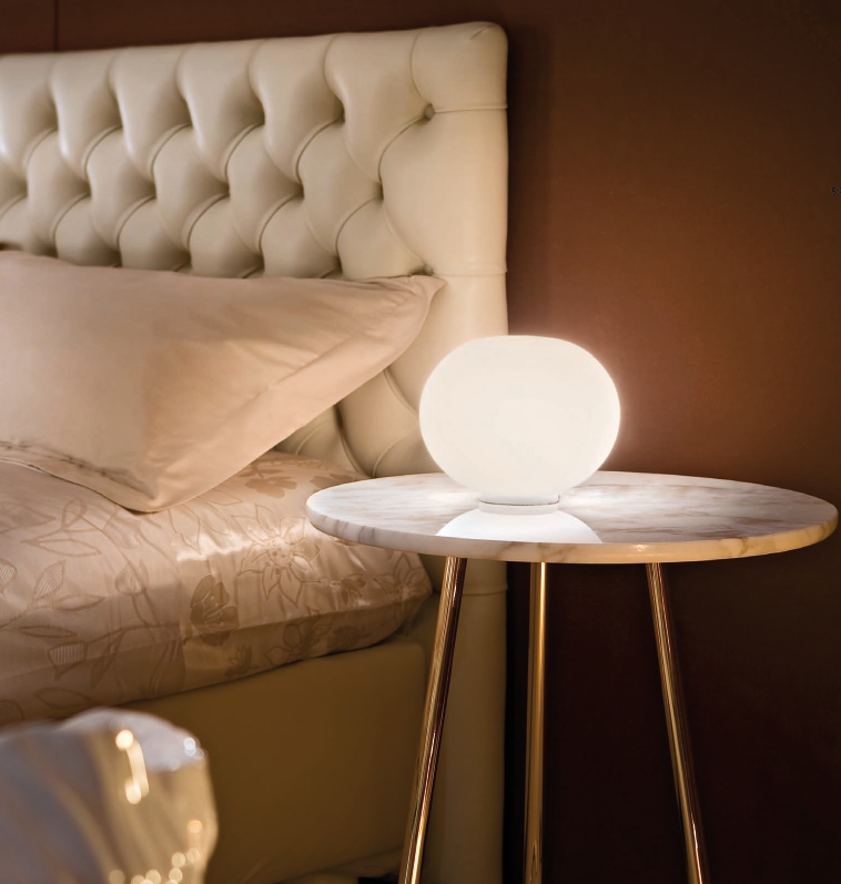 Die FLOS Glo-Ball Tischleuchte bei lampenonline.de Die auf hochwertigem und mundgeblasenem Opalglas basierende Glo-Ball Basic verschafft dank ihrer satinierten Oberfläche jedem Raum und jeder Nische eine unnachahmliche Wohlfühlatmosphäre.