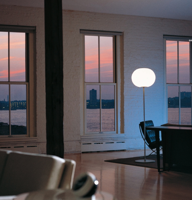 FLOS Glo-Ball Stehleuchte bei lampenonline.de. Die Glo-Ball Stehleuchten des britischen Designers Jasper Morrison bestechen durch ihre außergewöhnliche Form aus hochwertigem, mundgeblasenem Opalglas.