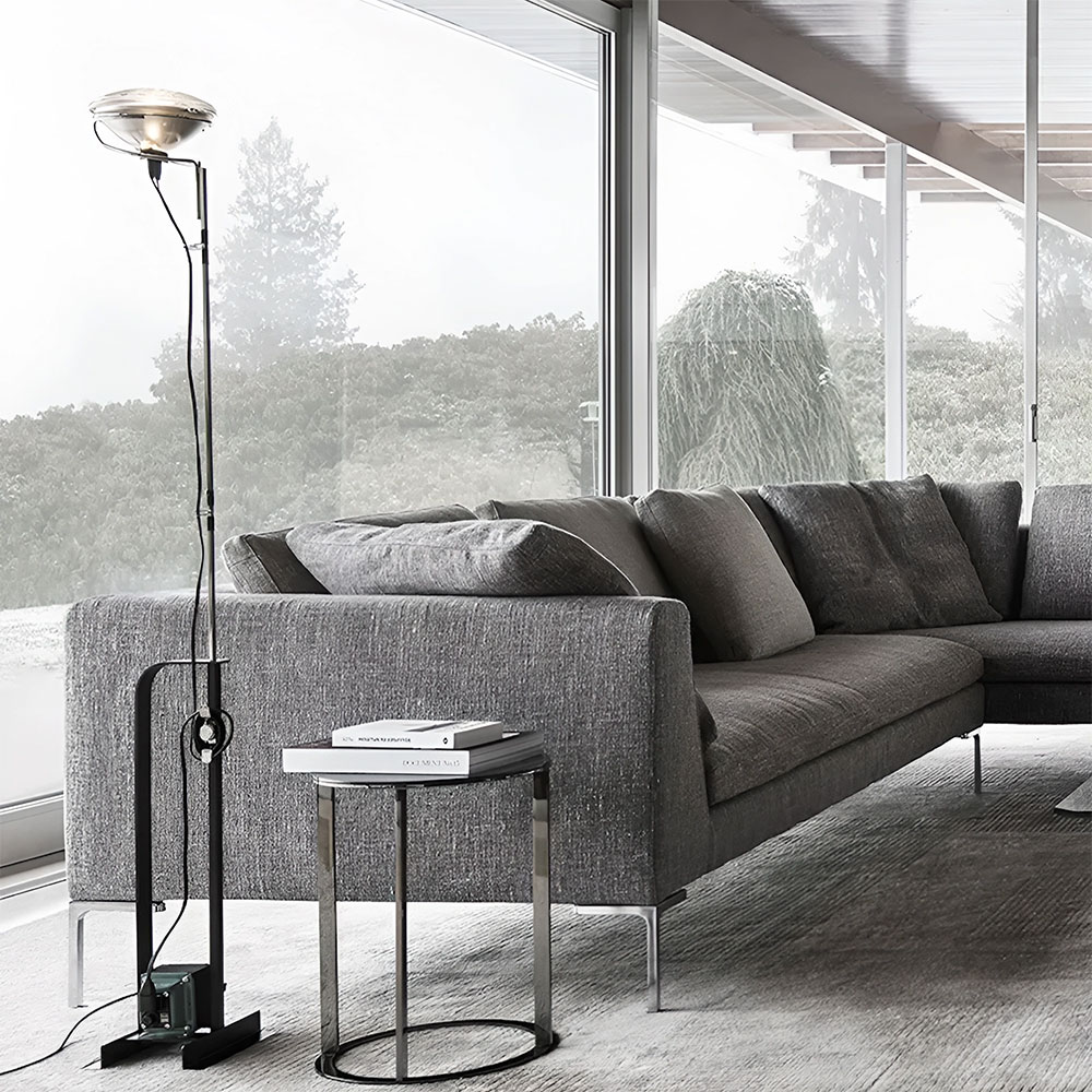 FLOS Toio Stehleuchte bei lampenonline.de Die Toio Stehleuchte, 1962 von den Castiglioni-Brüdern entworfen, vereint minimalistisches Design mit moderner Lichttechnik.