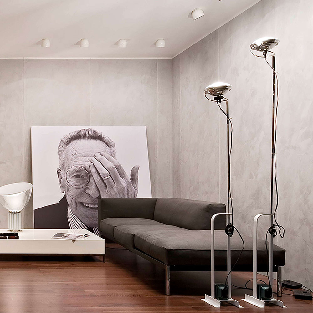 FLOS Toio Stehleuchten bei lampenonline.de. FLOS präsentiert ein umfassendes Sortiment hochwertiger Designleuchten für jeden Einsatzbereich. 