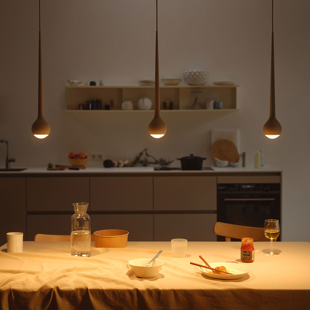 Falling Sun LED-Pendelleuchten von GRAU in Einzel-, Doppel- und Dreifach-Varianten – elegantes Design mit verstellbarer Pendellänge für flexible Raumgestaltung.