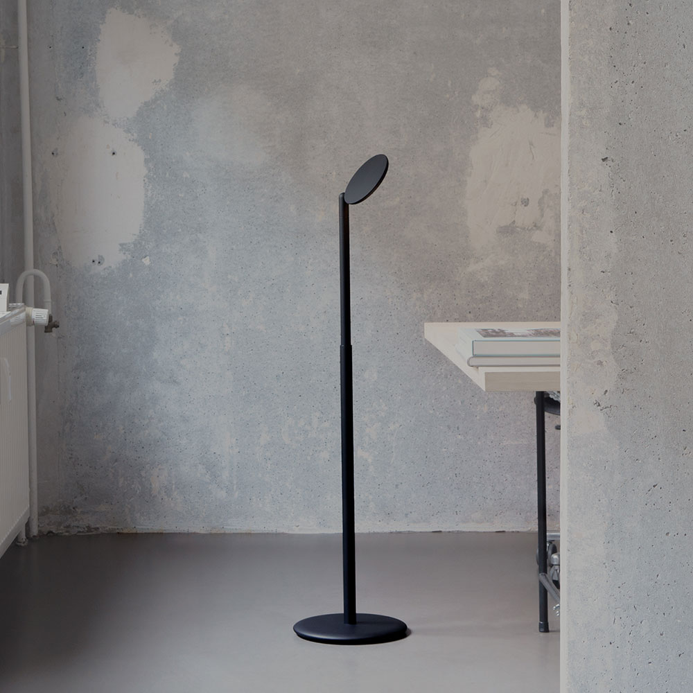 Parrot LED-Stehleuchte von GRAU – kabellose, flexible Designleuchte mit hochwertiger Verarbeitung, Akku-Betrieb & skulpturalem Look für moderne Raumkonzepte Parrot LED-Akkuleuchte von GRAU – mobile Design-Stehleuchte mit 900 Lumen, CRI > 90, Touch-Bedienung, drehbarem Leuchtenkopf und bis zu 100h Akkulaufzeit; ideal für flexible Wohn- und Arbeitsbereiche