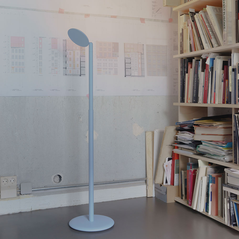 Parrot kabellose LED-Stehleuchte von GRAU – hochwertige Designleuchte aus Aluminium, flexibel einstellbar mit Touch-Bedienung, 900 Lumen, CRI > 90, langlebigem Akku und Farben für moderne Einrichtung Parrot LED-Akkuleuchte von GRAU – kabellose, höhenverstellbare Stehleuchte aus Aluminium und Polycarbonat mit drehbarem Leuchtenkopf, 900 Lumen, Touch-Steuerung und bis zu 100h Akkulaufzeit, gefertigt in Deutschland