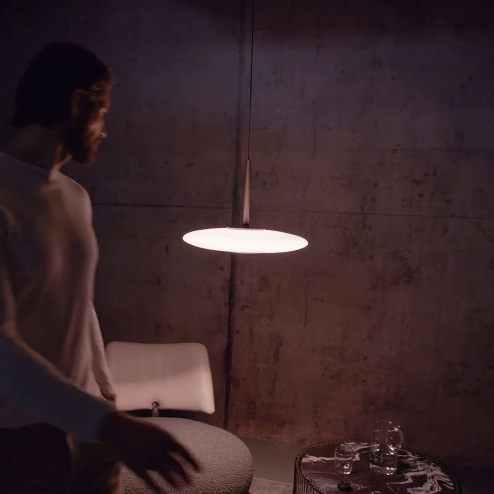 Pure Vitrum LED-Leuchtenserie – Edles Design mit Glas und harmonischer Lichtwirkung Leuchte der Pure Vitrum Serie von Neuhaus Lighting Group mit hochwertigem Glaskörper. Erhältlich in zwei eleganten Farbkombinationen: grauer Body mit rauchgrauem Glas oder dunkelbrauner Body mit opal glänzendem Glas. Sorgt für weiches, harmonisches Licht