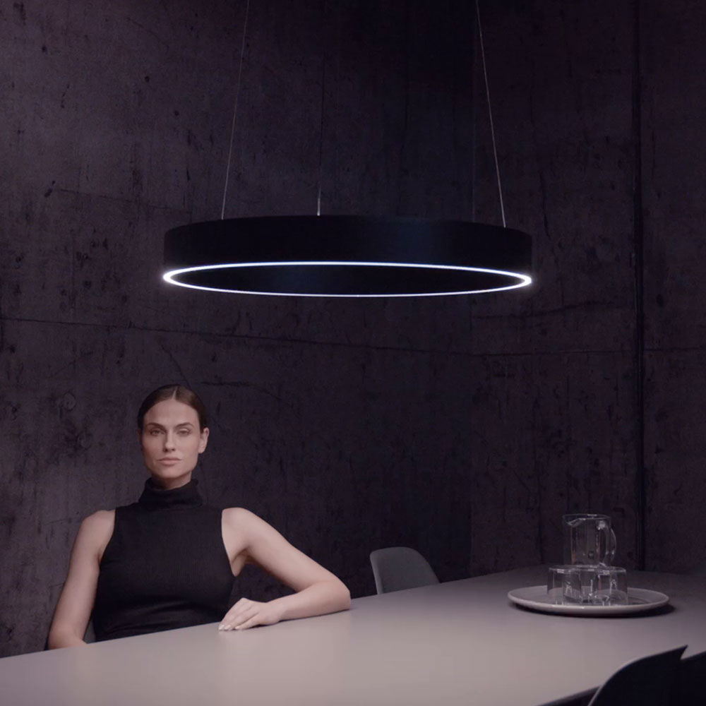 Moderne Pendelleuchten der Pure Clipse Serie von Neuhaus mit motorisierter Höhenverstellung und elegantem Ringdesign Moderne Pendelleuchte der Pure Clipse Serie von Neuhaus Lighting Group mit rundem, minimalistischem Design – ideal für runde oder rechteckige Esstische, mit motorisierter Höhenverstellung