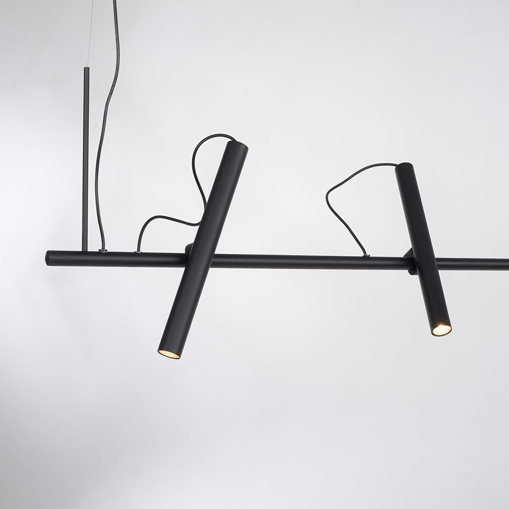Pure Tutua – Flexible Akzentbeleuchtung mit schwenkbaren Lichtköpfen im klaren Design Neuhaus Pure Tutua Leuchte mit mattschwarzem Finish und schwenkbaren Lichtköpfen, ideal zur gezielten Ausleuchtung von Raumdetails oder zur Schaffung atmosphärischer Lichtstimmungen