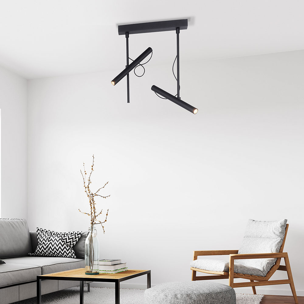 Pure Tutua 6068 LED-Deckenleuchte – Zweistrahliges Licht mit schwenkbaren Spots für gezielte Akzentbeleuchtung Pure Tutua 6068 Deckenleuchte in mattschwarz mit zwei schlanken, schwenkbaren Röhrenspots, flexibel ausgerichtet auf eine Kücheninsel zur Beleuchtung von Herd und Schneidefläche – modernes, minimalistisches Design mit warmweißem Licht