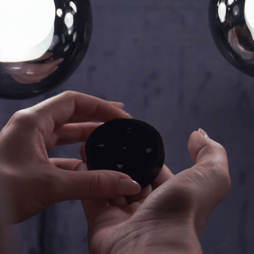 Unterschiede der Leuchten der Pure Popup Serie: Pendelleuchte E-Popup 2557 mit e-LIFT, Fernbedienung und Up-/Downlight im Vergleich zur Stehleuchte Popup 557 mit Tastdimmer und freistrahlender Lichtwirkung. Vergleich der Pure Popup Leuchten: Pendelleuchte E-Popup 2557 mit elektrischer Höhenverstellung und 18 LEDs neben der Stehleuchte Popup 557 mit fester Höhe und 12 LEDs.