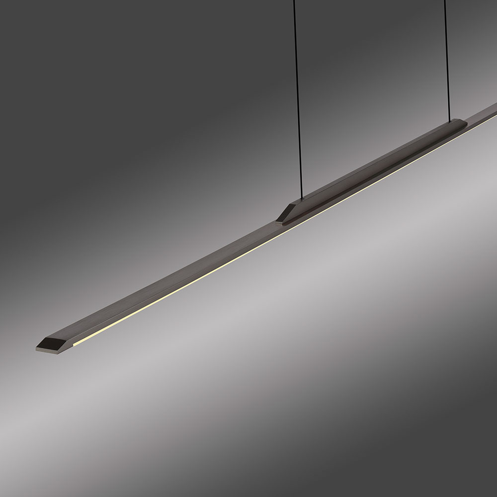 Gemeinsamkeiten der Pure Surface Pendelleuchten: Ultraschlankes 25 mm Design, warmweißes Licht, höhenverstellbar und dimmbar mit integrierter LED-Technik. Pure Surface Pendelleuchten mit 25 mm schlankem Aluminiumprofil in Bronze oder Grau, dimmbar, höhenverstellbar (1000–1500 mm), warmweißem Licht und Downlight-Charakteristik.