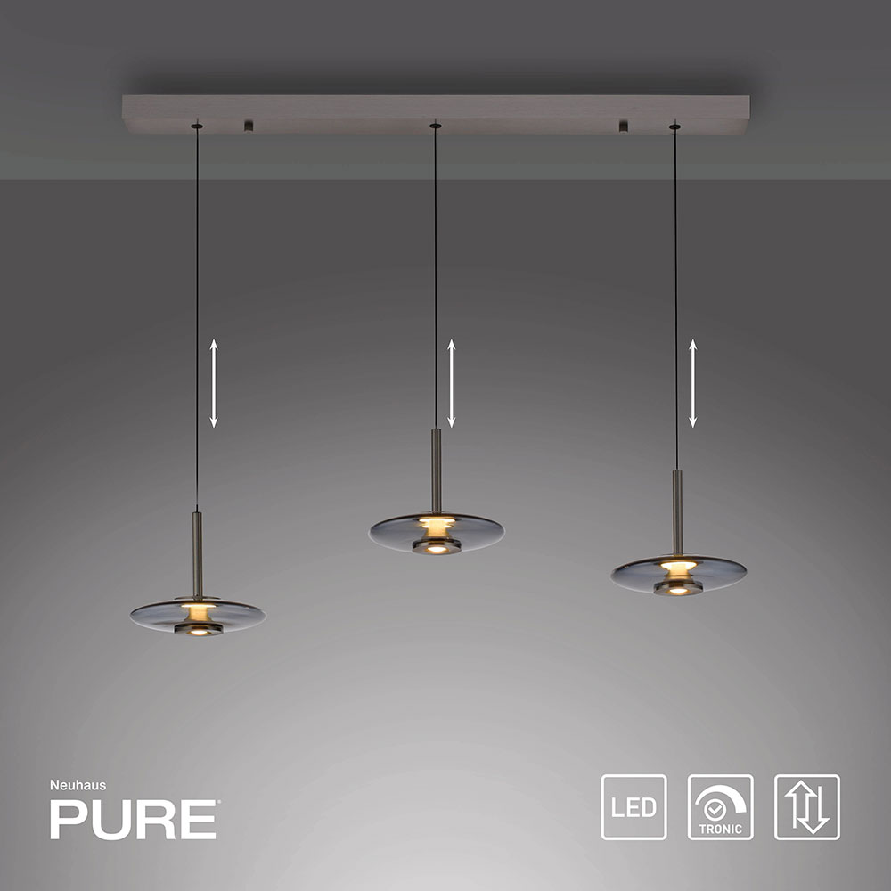 Pure Vitrum 2083 – Dreiflammige Pendelleuchte mit höhenverstellbarem Comfort Lift und eleganter Lichtwirkung Die Pure Vitrum 2083 ist eine dreiflammige Pendelleuchte mit edlen Glasschirmen à 220 mm Durchmesser und einer Gesamtbreite von 1000 mm. Mit Comfort Lift höhenverstellbar von 800 bis 2000 mm, spendet sie warmweißes Licht.