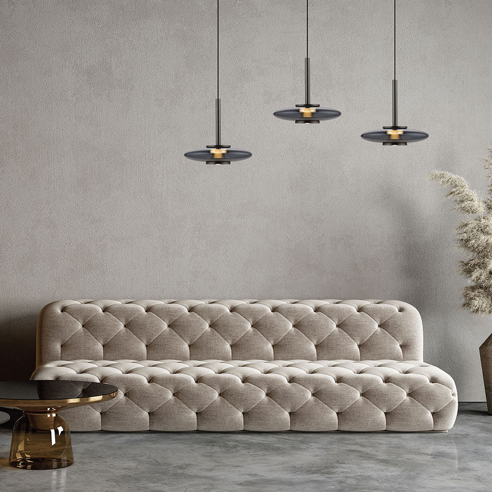 Pure Vitrum 2083 – Dreifach-Pendelleuchte mit edlem Glasdesign und warmweißem Licht Die Pure Vitrum 2083 präsentiert drei Pendel mit hochwertigen Glasschirmen in Rauchgrau oder Opalglanz, kombiniert mit grauem oder dunkelbraunem Metall und eignet sich ideal für große Esstische.