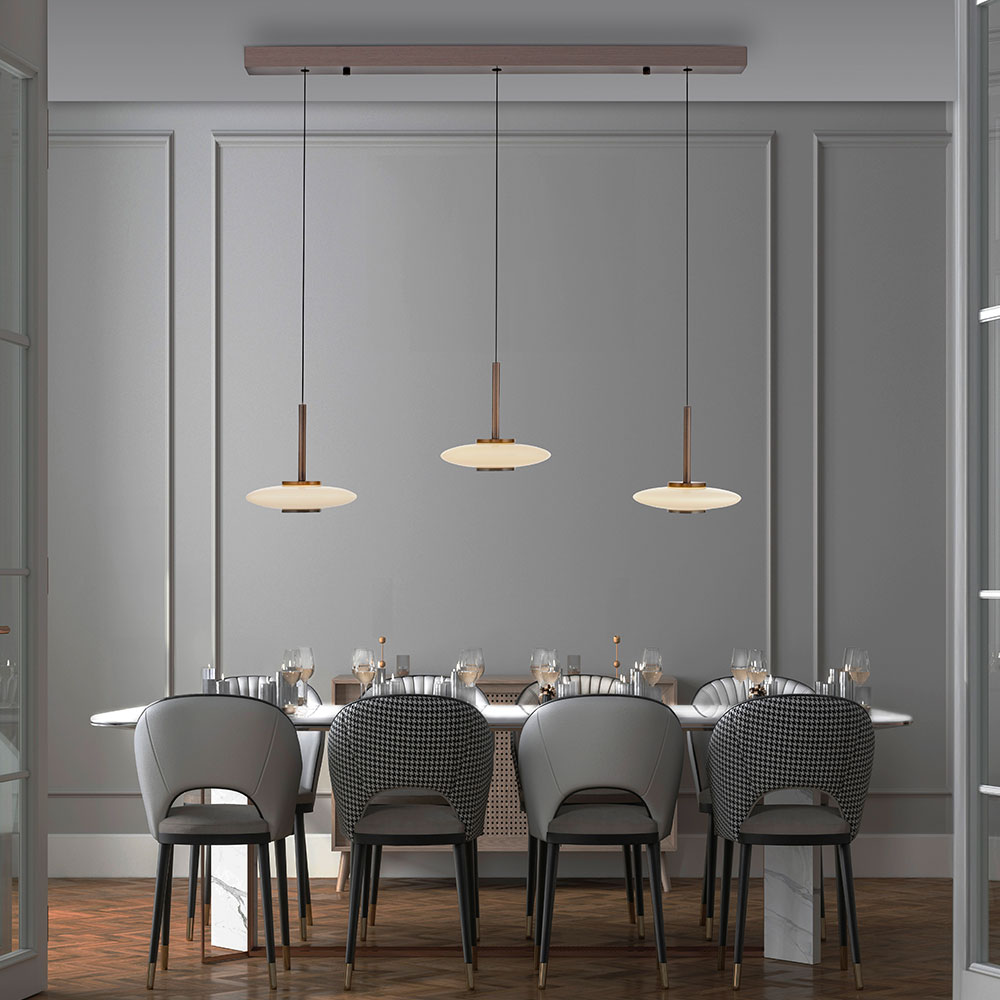 Pure Vitrum 2083 – Dreiflammige Pendelleuchte für großzügige Tischbeleuchtung Die Pure Vitrum 2083 Pendelleuchte überzeugt mit drei eleganten Glasschirmen, einer Gesamtbreite von 1000 mm und einem stimmungsvollen Up- und Downlight. Mit 34 Watt Leistung, 3399 Lumen Lichtstrom, einem CRI > 90 sowie variabler Höhenverstellung.