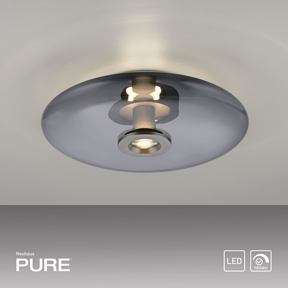 Pure Vitrum 6083 – Deckenleuchte mit 450 mm Glasdiffusor, dimmbar und in zwei edlen Farbvarianten erhältlich Die Pure Vitrum 6083 LED-Deckenleuchte mit 450 mm Durchmesser und 130 mm Höhe sorgt mit warmweißem Licht für eine angenehme Raumbeleuchtung. Erhältlich in rauchgrauem oder opal glänzendem Glas mit passendem Metallkorpus in Grau oder Dunkelbraun.