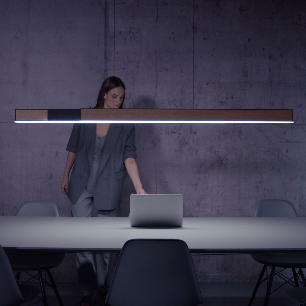Pure Moto – Flexible Beleuchtung für Esstische, Büros und Meetingräume Die Pure Moto LED-Leuchte über einem Esstisch, ideal angepasst für verschiedene Tischgrößen und Nutzungsszenarien – von gemütlichen Abendessen bis hin zu flexiblen Büro- oder Meetingraumlösungen
