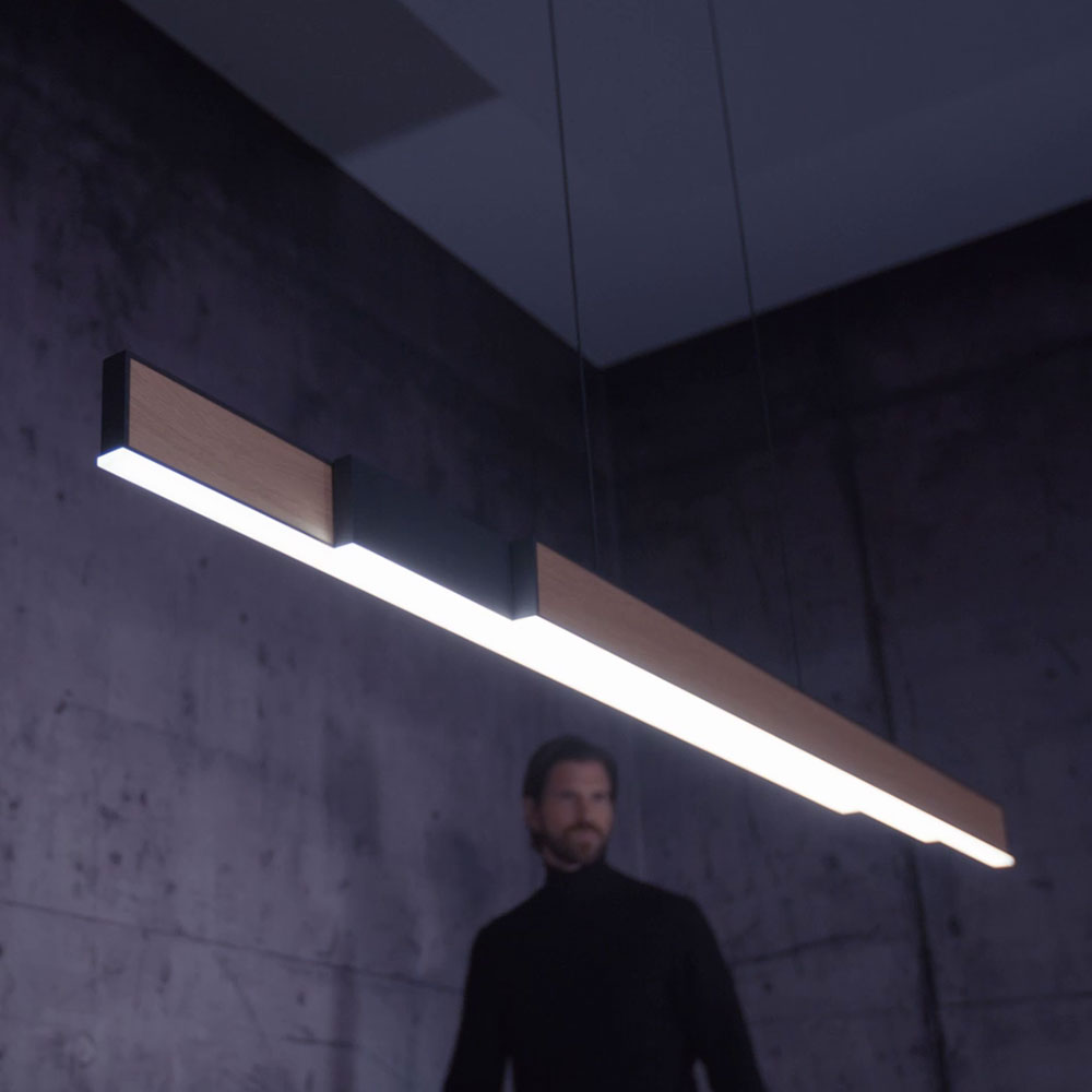 Pure Moto LED-Pendelleuchte – Modernes Design mit elektrischer Längen- und Höhenverstellung per e-SLIDE Technologie Pure Moto Pendelleuchte mit eleganter, puristischer Form – ausgestattet mit elektrischer Höhen- und Längenverstellung (e-SLIDE), ideal für flexible Raumgestaltung bei höchster Funktionalität und modernem Design