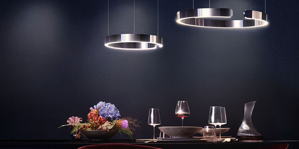 Occhio Mito Leuchte – ikonisches Design mit innovativer Lichttechnik. Durch einfache Gesten am Leuchtenkopf lassen sich verschiedene Lichtszenarien erschaffen und der Raum individuell inszenieren