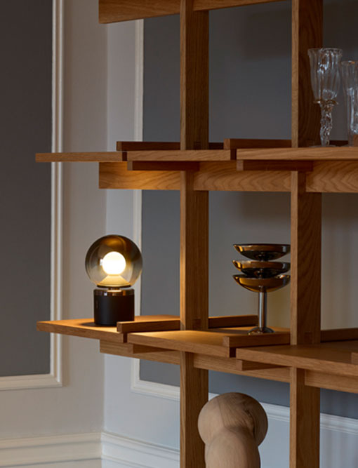 Via App oder haptischen Tasten steuerbare Designer-Akkuleuchte von Occhio