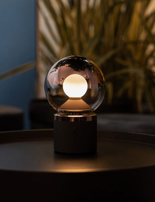 Hochwertige, mobile LED-Leuchte mit stufenlos einstellbarer Lichtfarbe