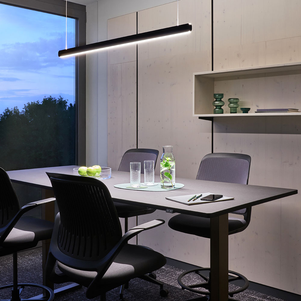 Occhio Mito volo bei lampenonline.de. Pendelleuchte mit linearem Design, kraftvollem Up- und Downlight, berührungsloser Gestensteuerung und stufenloser Höhenverstellung in 100 oder 140 cm Länge.