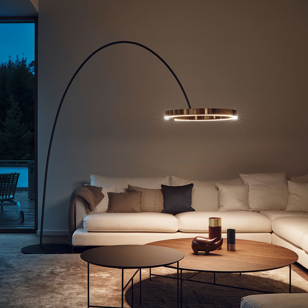 Occhio Mito largo bei lampenonline.de. Elegante LED-Bogenleuchte mit ringförmigem Leuchtenkopf, Carbonstab und schwebender Optik; bietet per Gestensteuerung dimmbares Up- und Downlight für anspruchsvolle Wohn- und Geschäftsräume.
