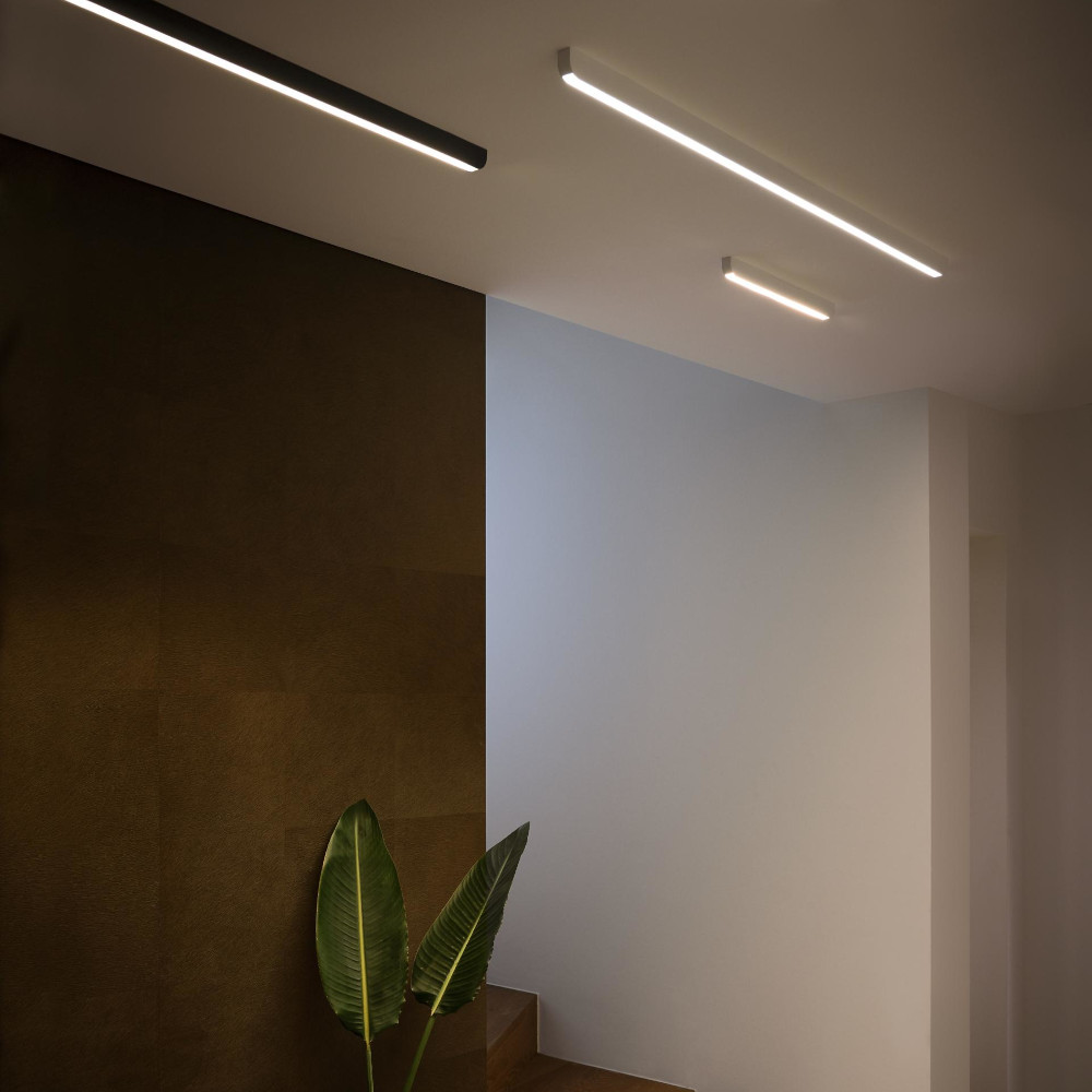 Occhio Mito linear alto bei lampenonline.de. Schlanke LED-Deckenleuchte mit minimalistischem Design, wählbaren Lichtwirkungen (narrow und wide) für gezielte oder breite Ausleuchtung, vielen Farboptionen und kabelloser Synchronisation via Occhio Air.