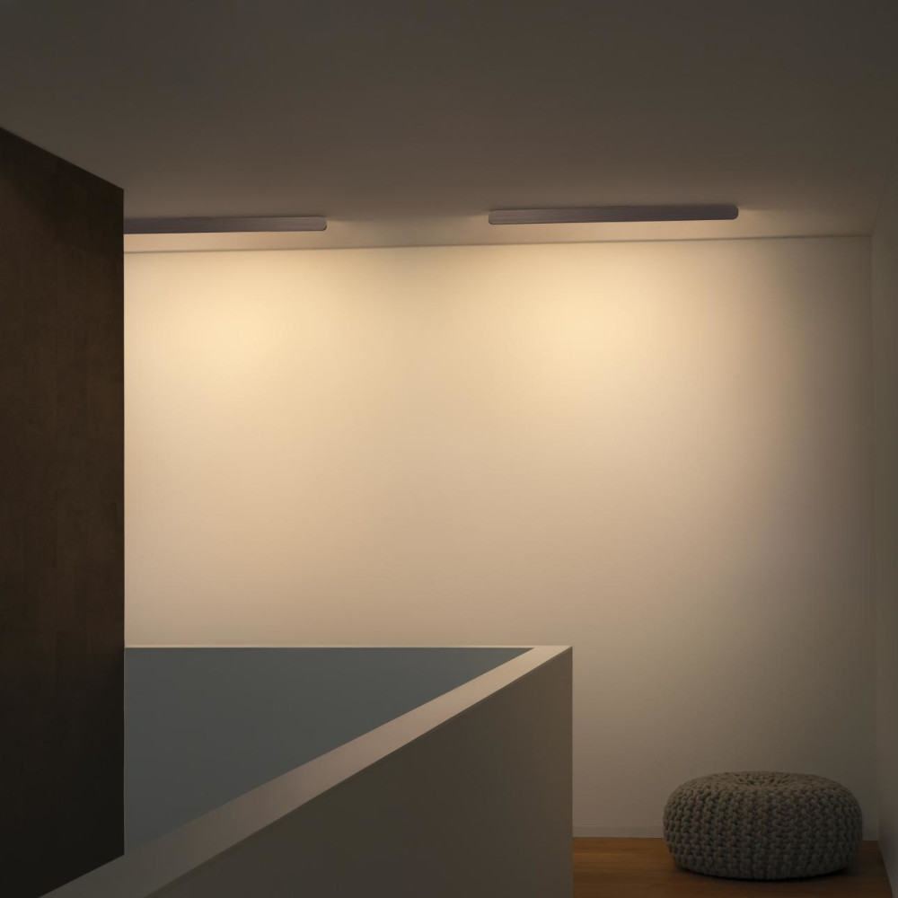 Diese elegante LED-Deckenleuchte mit seitlich abstrahlendem Licht sorgt für eine gleichmäßige, blendfreie Wandbeleuchtung. Sie besticht durch ihr schlankes Design, die einstellbare Lichtfarbe und die smarte Steuerung per App oder Controller.
