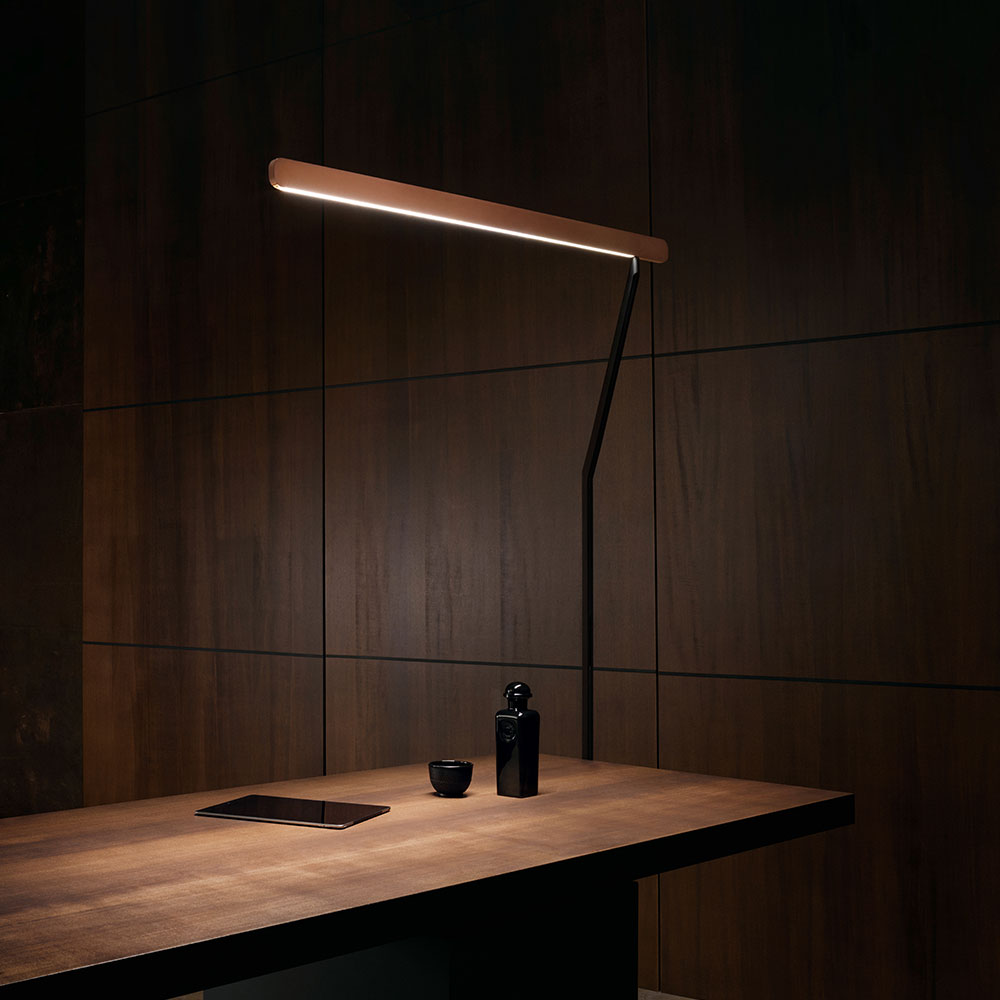 Occhio Mito linear terra bei lampenonline.de. Moderne Stehleuchte mit minimalistischem Design, höhenverstellbarem Body, Präsenzsensor und automatischer Anpassung an das Umgebungslicht für optimale Lichtqualität.