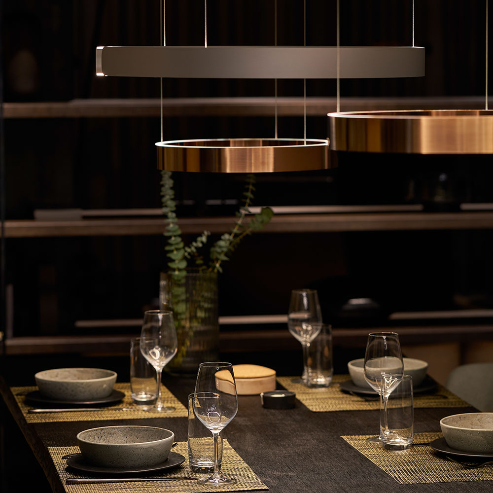 Occhio Mito sospeso move bei lampenonline.de. Pendelleuchte mit elektrischer Höhenverstellung von 50 bis 200 cm, gestensteuerbar und individuell einstellbarer Farbtemperatur sowie Lichtverteilung.