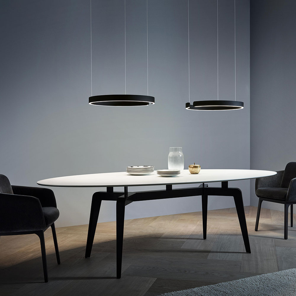 Occhio Mito sospeso Pendelleuchte bei lampenonline.de. Mit variabler Höheneinstellung und balanciertem Design; erhältlich in 40 und 60 cm Durchmesser für flexible Lichtgestaltung in Wohn- und Arbeitsbereichen.