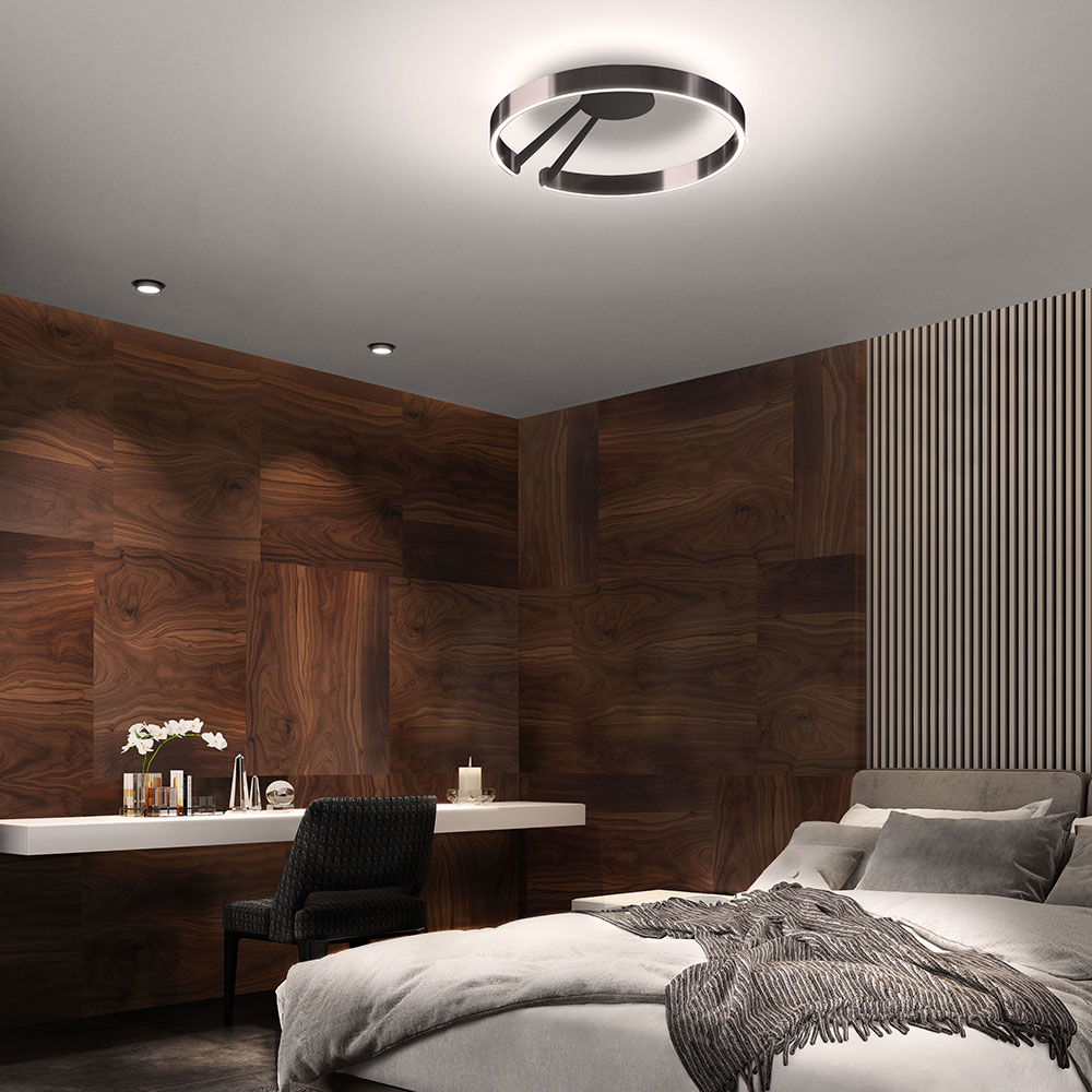 Occhio Mito aura bei lampenonline.de. Skulpturale LED-Deckenleuchte mit ringförmigem Uplight und blendfreiem Downlight, ideal für zentrale Deckenmontage und stimmungsvolle Lichtinszenierungen in Wohn- und Objektbereichen.