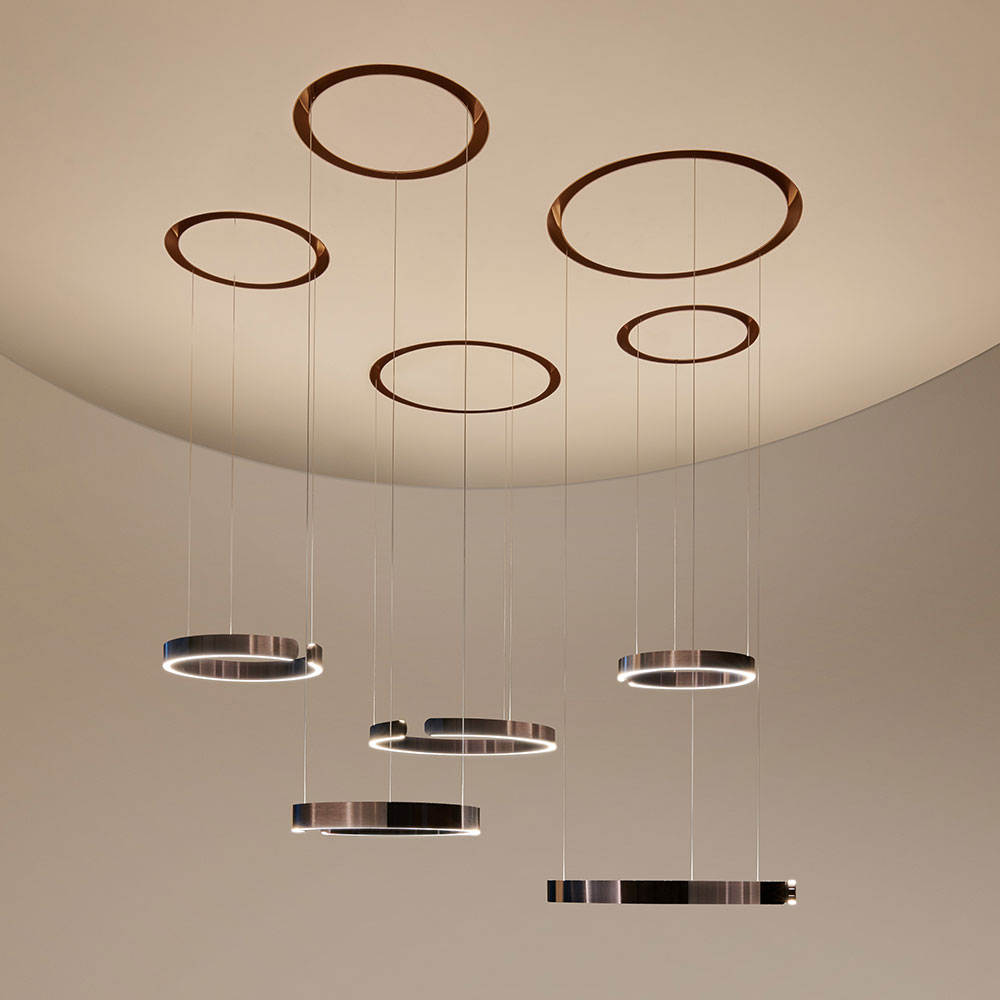 Occhio Mito cosmo move bei lampenonline.de. Kombiniert Pendel- und Deckenleuchte mit Glowlight, Downlight und elektrischer Höhenverstellung per Geste oder App – ideal für vordefinierte Lichtszenarien.