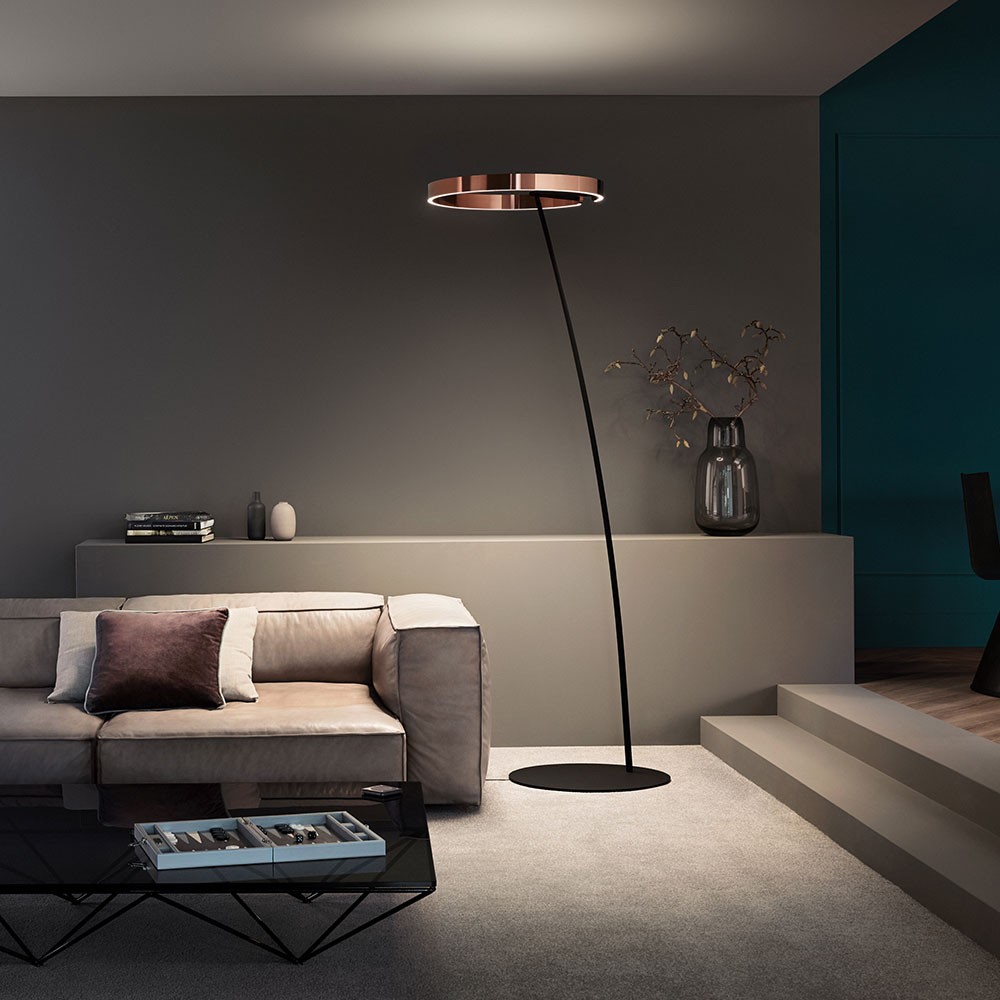 Occhio Mito raggio bei lampenonline.de. LED-Bogenleuchte mit gebogenem Body und ringförmigem Kopf, gleichmäßiger Lichtverteilung, Gestensteuerung, einstellbarer Lichtfarbe und smartem Bedienkomfort für stilvolle Inszenierung großzügiger Räume.