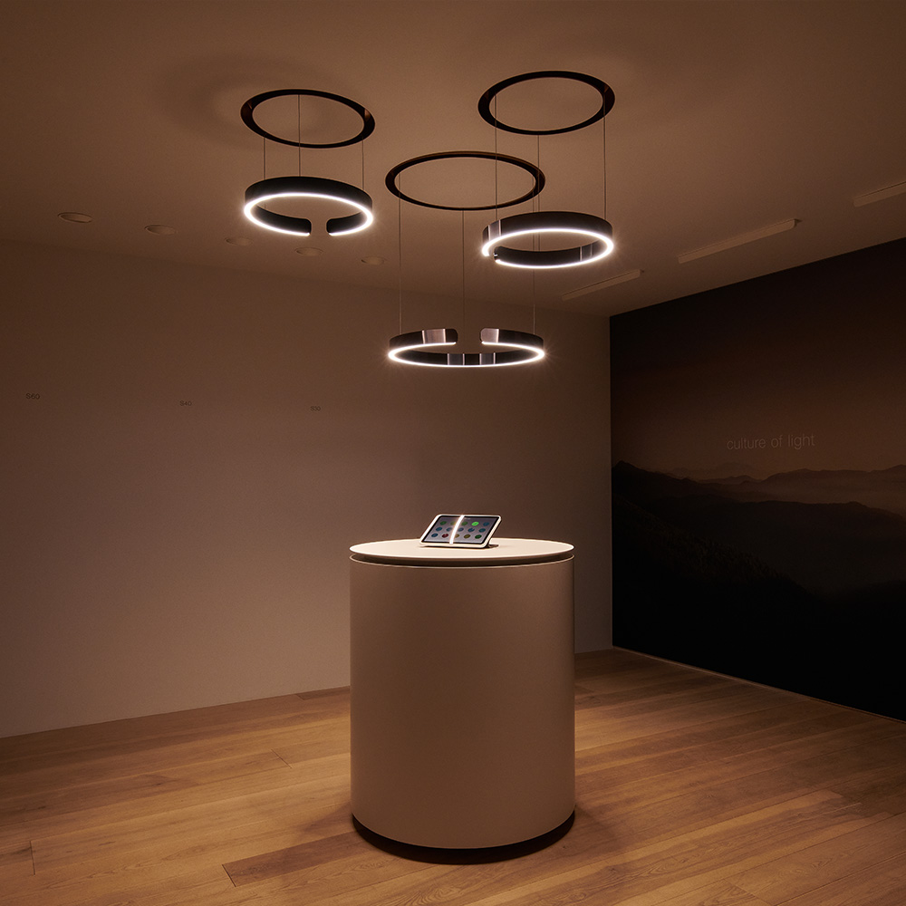 Mito sospeso bei lampenonline.de - Die Steuerung der Lichtverteilung lässt sich zum einen über das getrennte Dimmen regeln. Zum anderen sind diese Mito Leuchten mit der Funktion „up/down fading“ ausgestattet