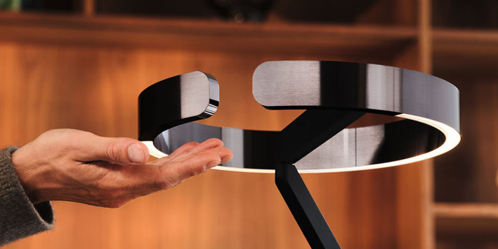 Wie funktioniert touchless control bei der Mito - Bei dieser Form der berührungslosen Bedienung wird über die in der Leuchte integrierten Infrarotsensoren mit Ihrer Occhio Leuchte kommuniziert.