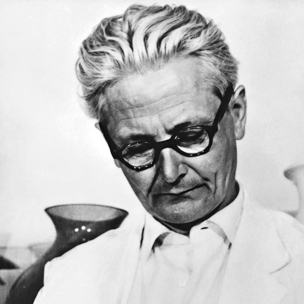 Wilhelm Wagenfeld – Bauhaus Designer der legendären Wagenfeld Leuchte Porträt von Wilhelm Wagenfeld, Bauhaus-Designer und Schöpfer der berühmten Wagenfeld Lampe aus dem Jahr 1924