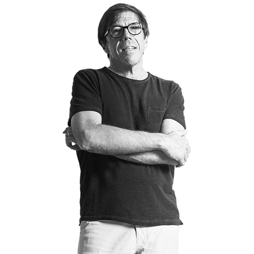 Federico de Majo Federico de Majo – in Venedig geborener Designer mit Wurzeln in Murano, geprägt von den Farben der Lagune und der Glastradition, heute in Treviso lebend.