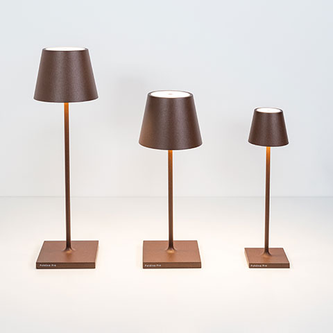 Zafferano Poldina Pro LED-Akkuleuchte Zafferano Poldina Leuchtenserie bei lampenonline.de mit Poldina Pro, Pro Mini, Pro Micro, Reverso Tischleuchte mit integriertem Gefäßsockel und höhenverstellbarer Poldina Pro L LED-Stehleuchte mit konischem Schirm und filigranem Gestänge.