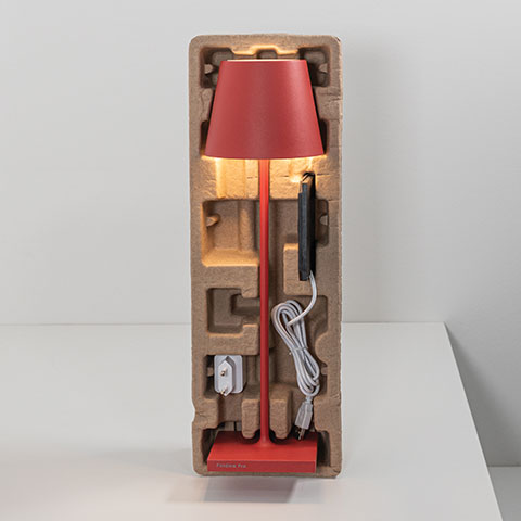 Zafferano Poldina Pro Lieferumfang Zafferano Poldina Leuchten mit kontaktbasierter Ladestation für kabelloses Aufladen – alle Modelle wie Pro, Mini, Micro, Reverso und Pro L inklusive Anleitung, erhältlich über lampenonline.de.