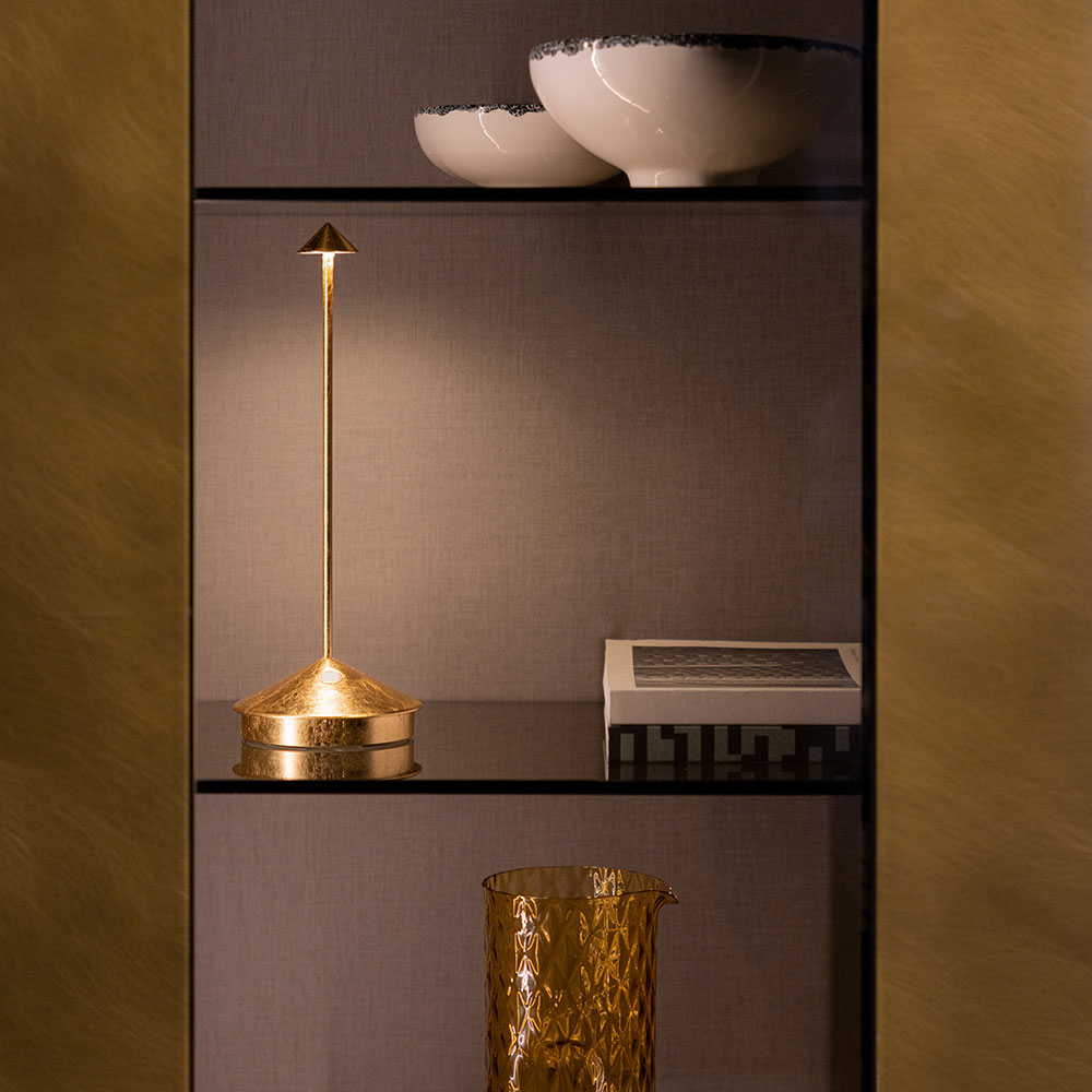 Zafferano Pina Pro bei lampenonline. Mit einem Farbwiedergabeindex von CRI>80 und einer Lichtleistung von 185 Lumen bei nur 2,2 Watt Energieverbrauch schafft die Pina Serie ein natürliches und effizientes Lichtambiente.