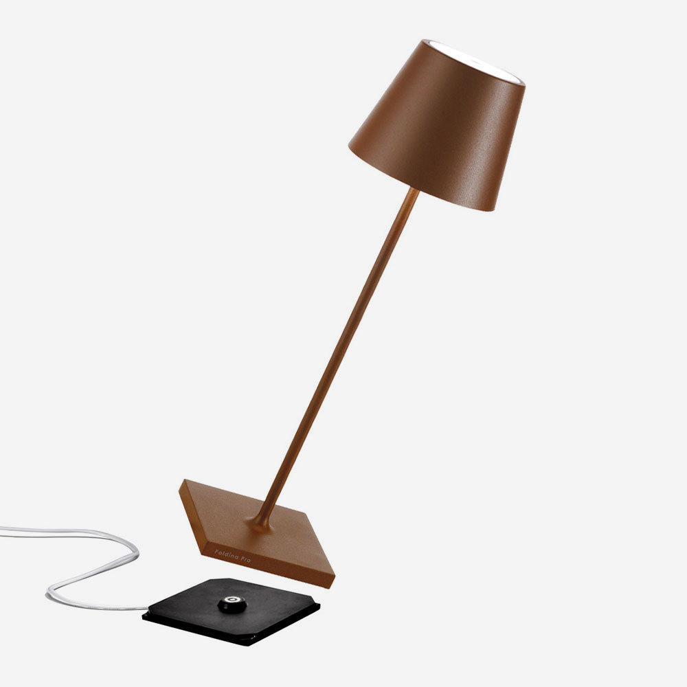 Zafferano Poldina Pro bei lampenonline. Sämtliche Zafferano-Leuchten werden mit einer praktischen Kontakt-Ladestation geliefert und verfügen über austauschbare Akkus,