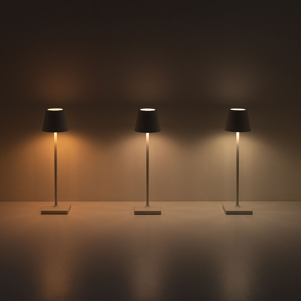 Zafferano Pina bei lampenonline. Die Pina Pro LED-Akkuleuchte zeichnet sich durch ihren minimalistischen, zylindrischen Kopf aus, der stundenlang für behagliche Momente sorgt.