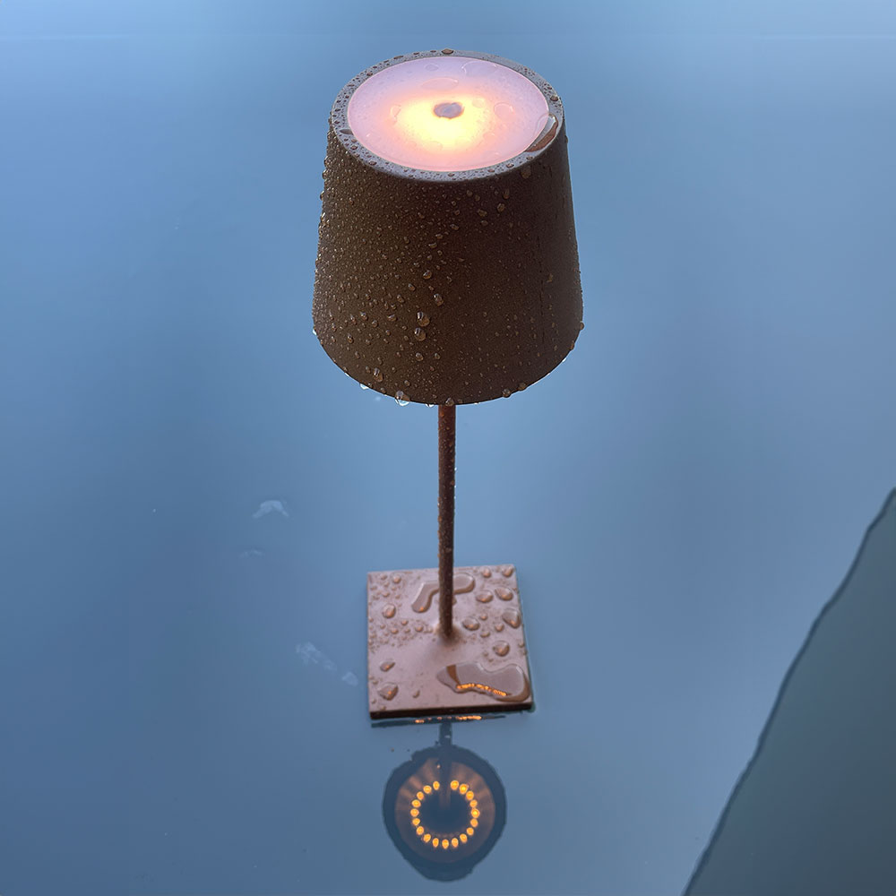 Poldina Leuchten  bei lampenonline. Zafferano Leuchten sind speziell für den Einsatz im Außenbereich konzipiert und entsprechend wetterfest konstruiert. Die Poldina Serie ist mit der Schutzart IP65 ausgestattet 