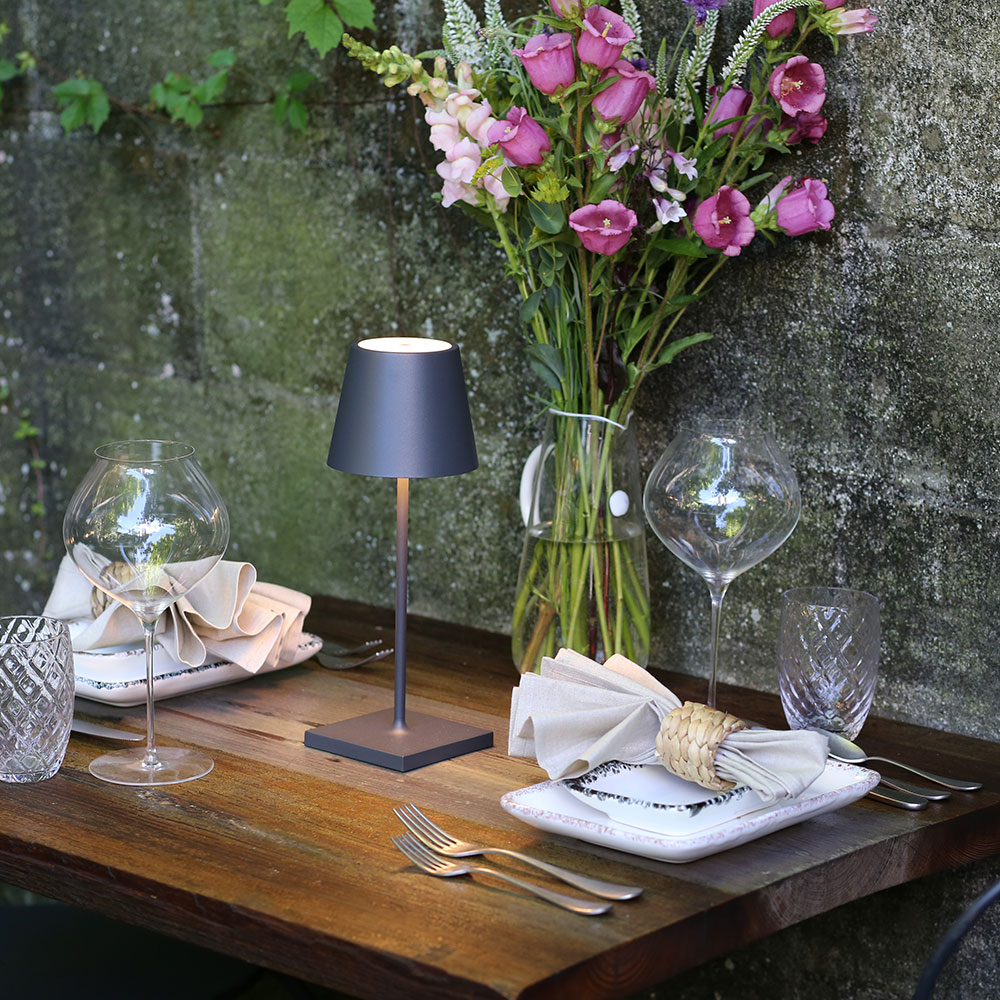 Poldina Pro Mini bei lampenonline. Die energieeffizienten LEDs liefern bei einer Leistung von nur 2,2 Watt bis zu 262 Lumen. Die Akkulaufzeit von 9 Stunden der Poldinas und 12 Stunden bei der Reverso, bei maximaler Leistung, ermöglicht einen flexiblen Ein