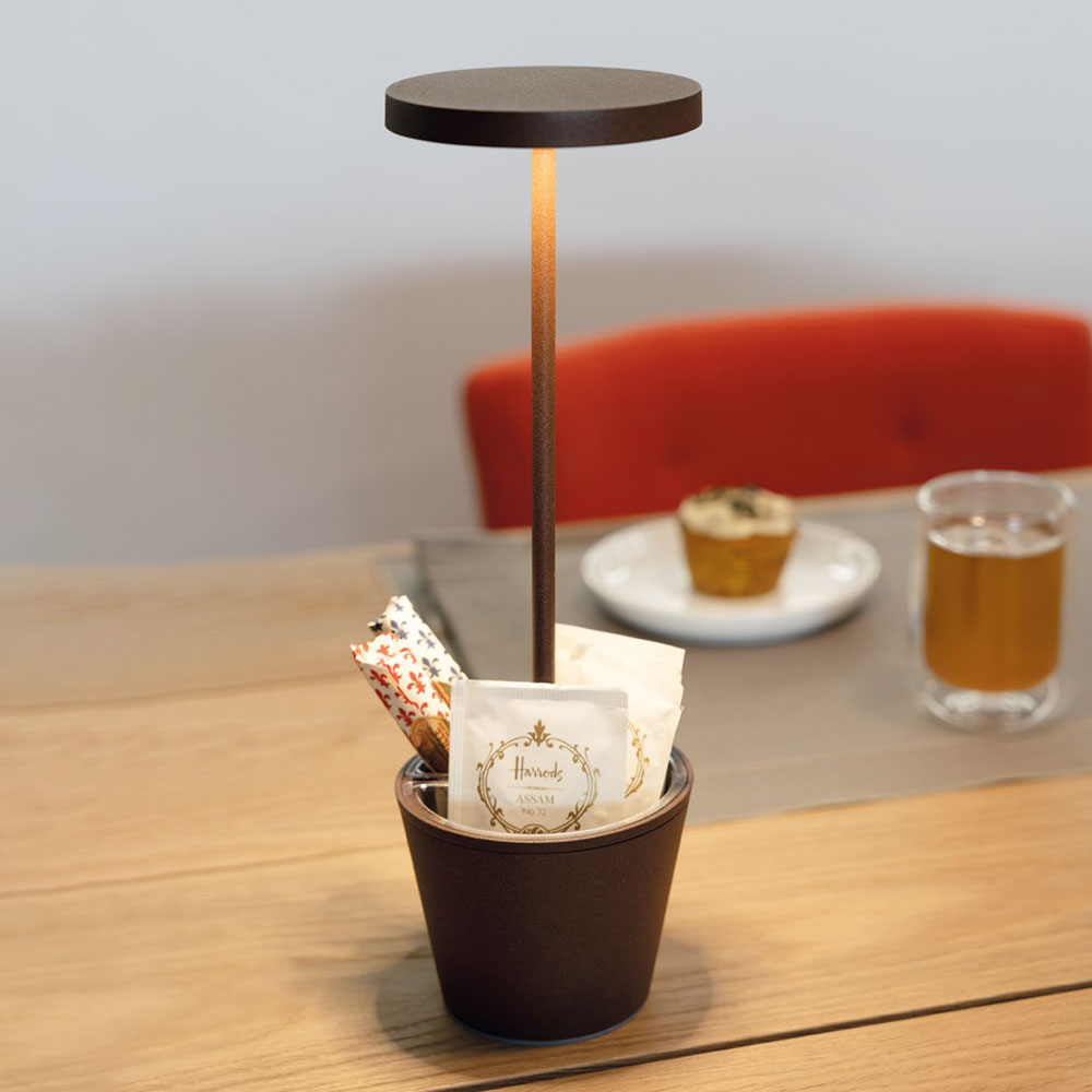 Zafferano Poldina Reverso bei lampenonline.de Zafferano Poldina Reverso LED-Akkuleuchte mit Dimmer, Farbwechsel und integriertem Mehrzweckbehälter – stilvolle, wiederaufladbare Outdoor- und Indoor-Tischleuchte für stimmungsvolle Beleuchtung.