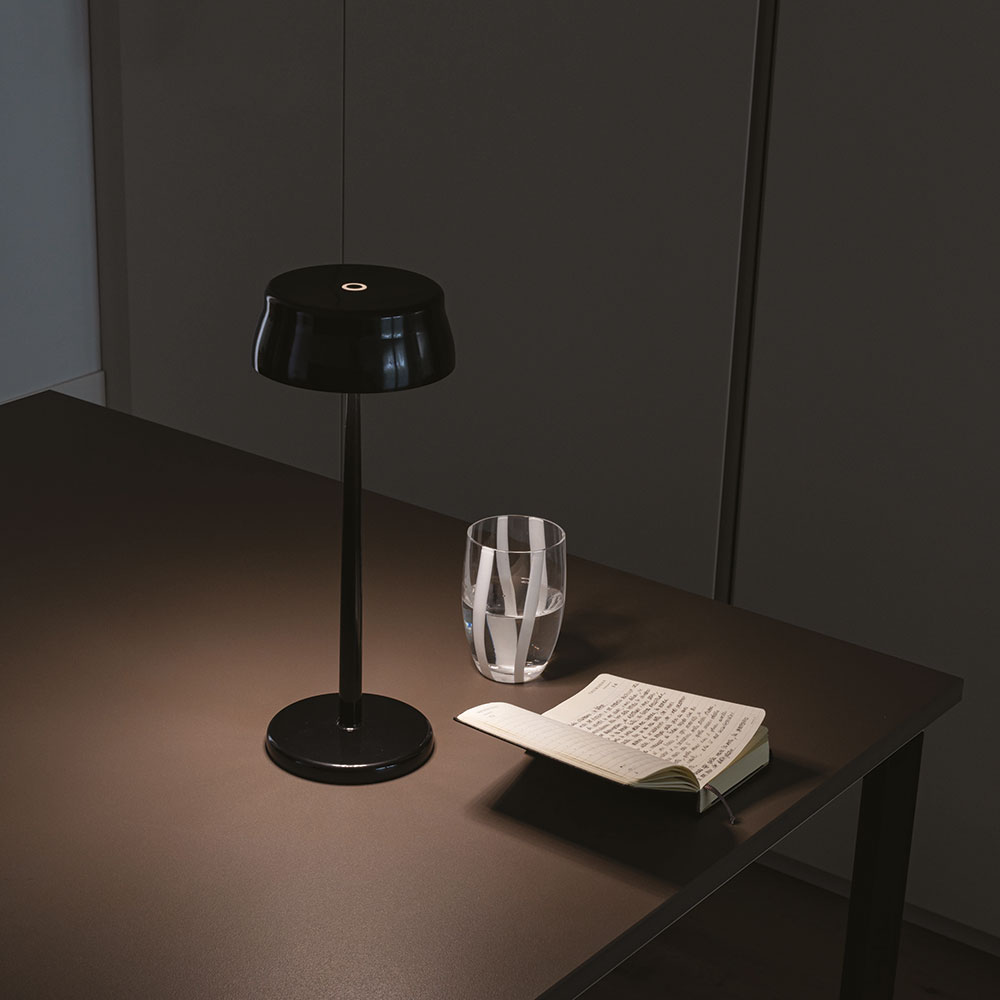 Zafferano Leuchten  bei lampenonline. Die verschiedenen Helligkeitsstufen der Zafferano Leuchten machen sie auch zu einer geeigneten Leselampe.