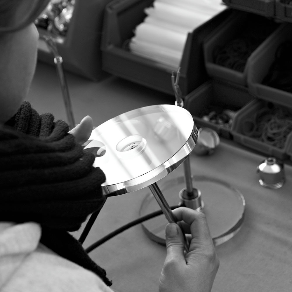 Echtheitsmerkmale der originalen Tecnolumen Wagenfeld Leuchte Signet und Seriennummer unter der Fußplatte einer originalen Wagenfeld Leuchte von Tecnolumen